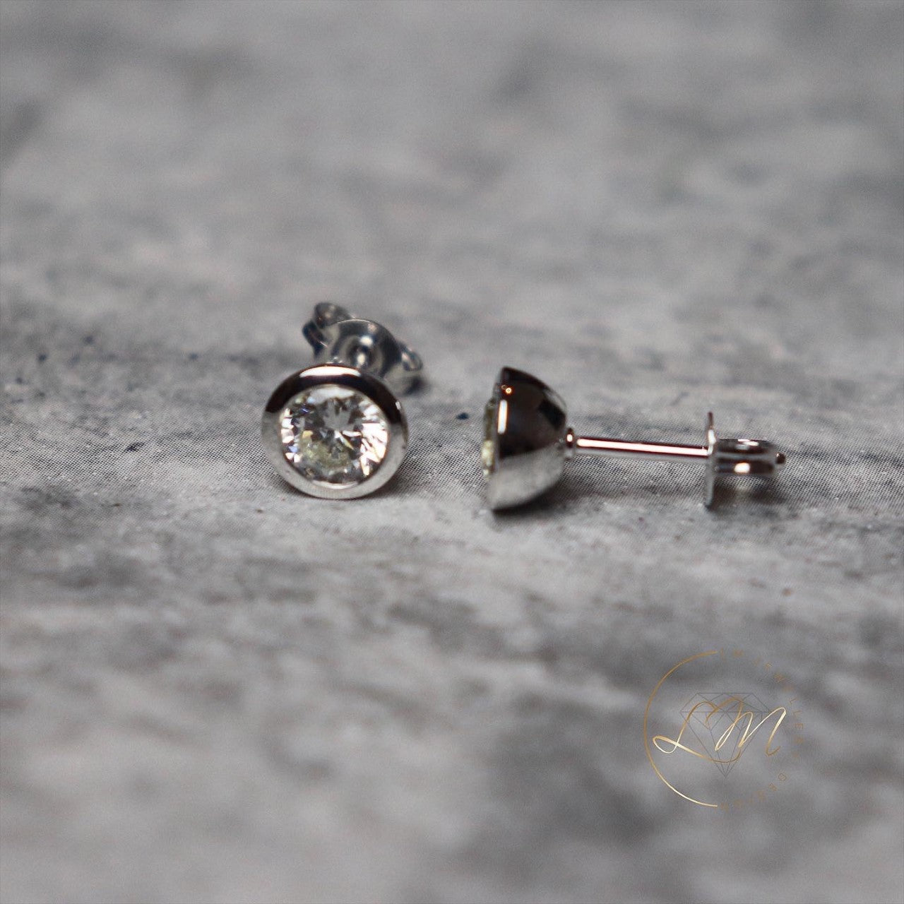 9ct White Gold Stud Earrings