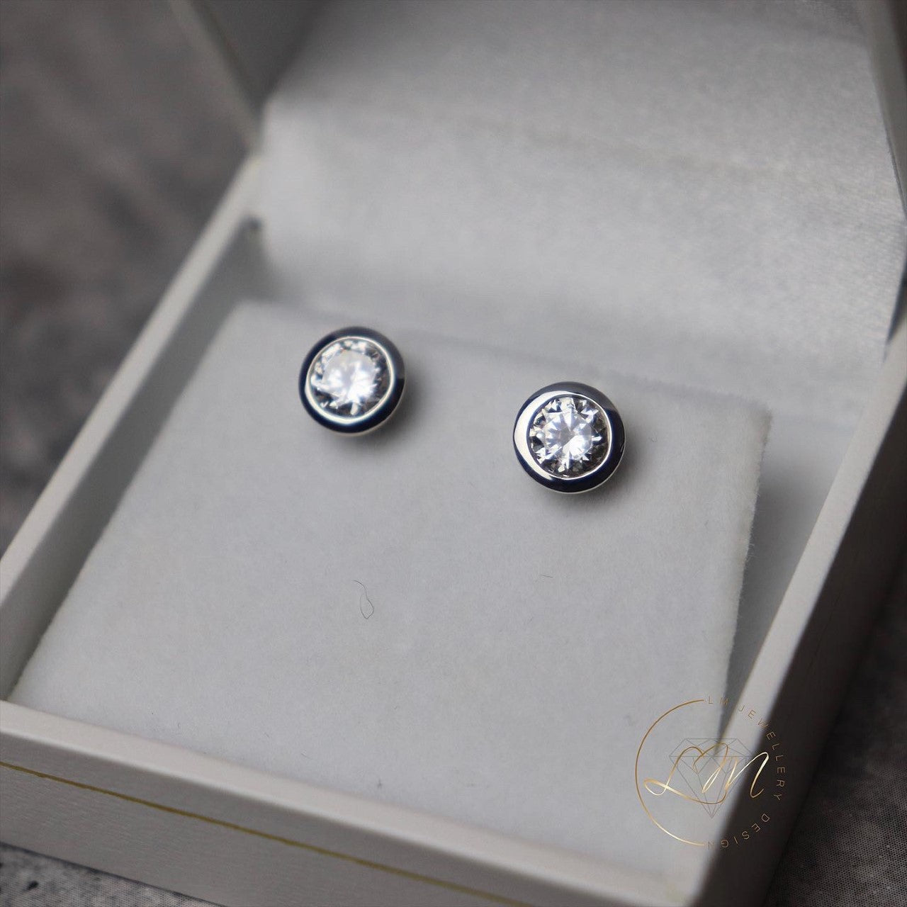 9ct White Gold Stud Earrings